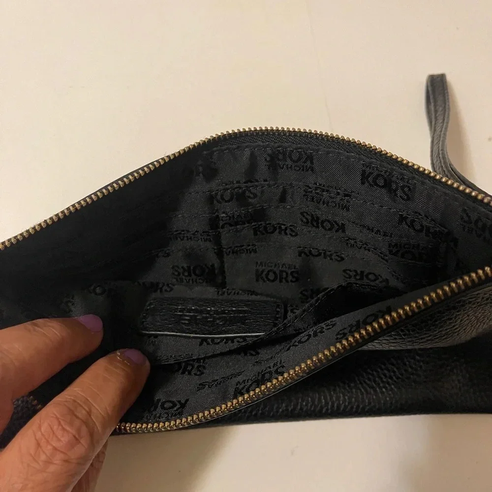 MICHAEL KORS Fulton Solid Black Leather Zip Clutch Wristlet EUC
